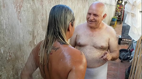 Vovô dando Banho na Novinha que conheceu na Praia !!! Paty Bumbum – Vovo doidera – El Toro De Oro