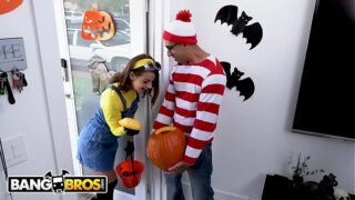 BANGBROS – Teen Evelin Stone Gets Bruno Dickemz’s Dick In A Pumpkin