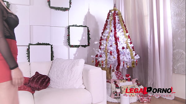 Young Natsha Teen’s Xmas sex toy present leads to deep double penetration GP388