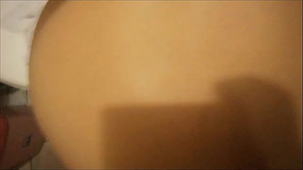En el baño dándole por atrás a la Peruana
