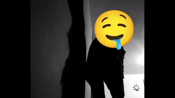 La negrita puta estaba arrecha y se culea al repartidor de pizza