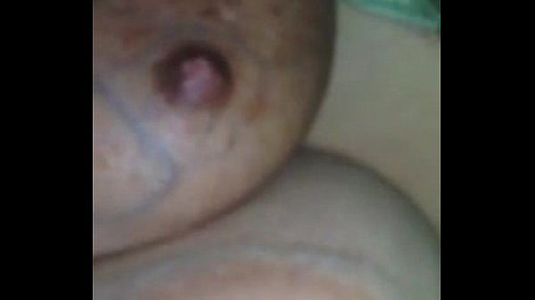 Las tetas de mi esposa mientras d.