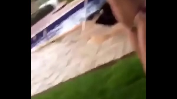 Novinha rebolando de biquíni