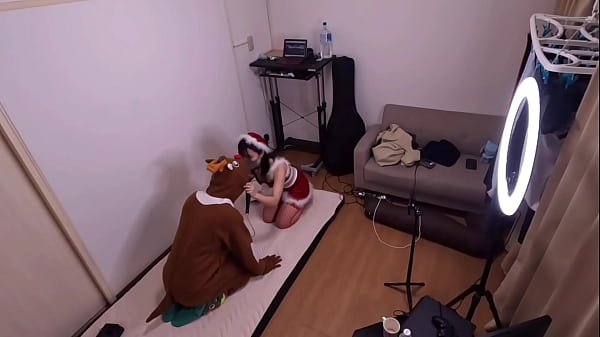 【クリスマス】性なる夜にサンタとトナカイが濃厚SEX中出しをプレゼントされ悶絶大絶頂　ハメ撮り　コスプレ　ペット　騎乗位　アクメ　巨乳　美人　かわいい　投稿　個人撮影　素人　日本人　えむゆみ